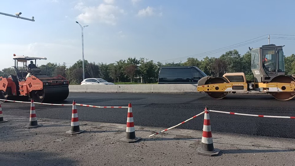 2025.8.29鹽城高性能抗車轍劑攤鋪現(xiàn)場